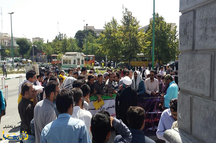 حضور نماینده مردم بوشهر در جمع معترضین مقابل مجلس/تصویری