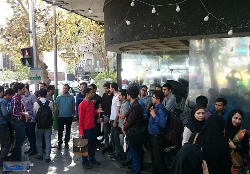 تجمع دوباره دانش‌آموختگان نفتی مقابل وزارت نفت + عکس 
